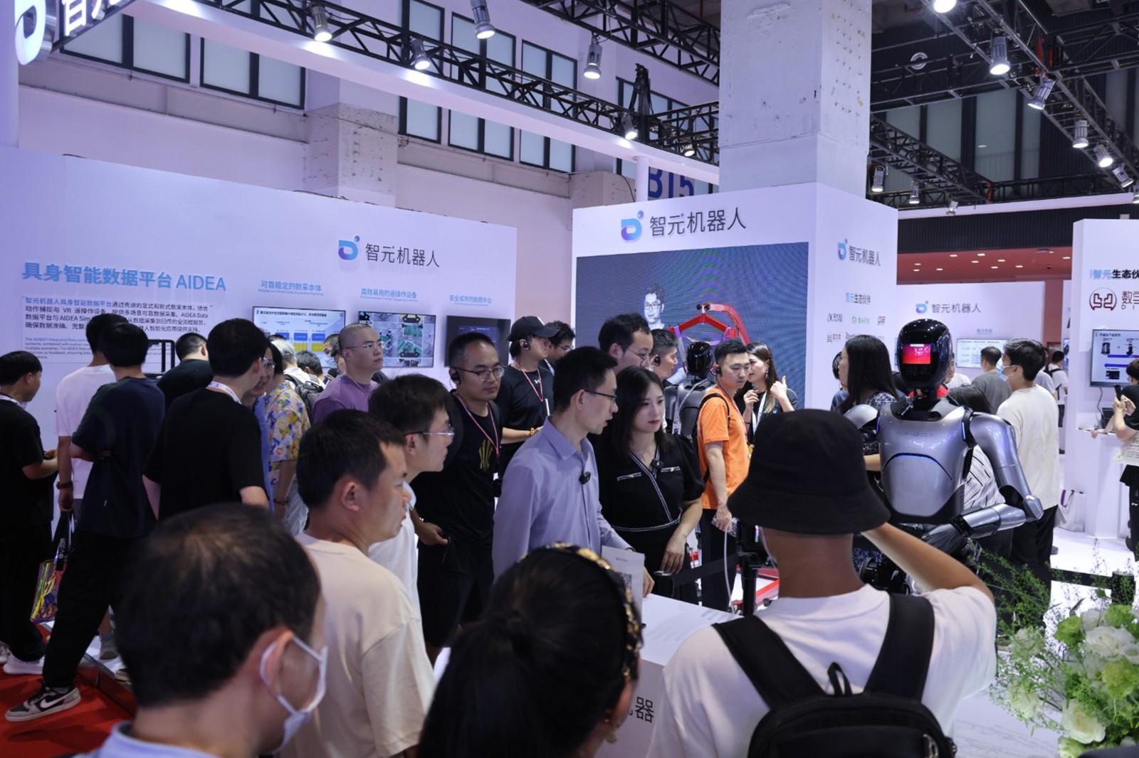 威廉希尔williamhill机器人亮相世界机器人大会WRC